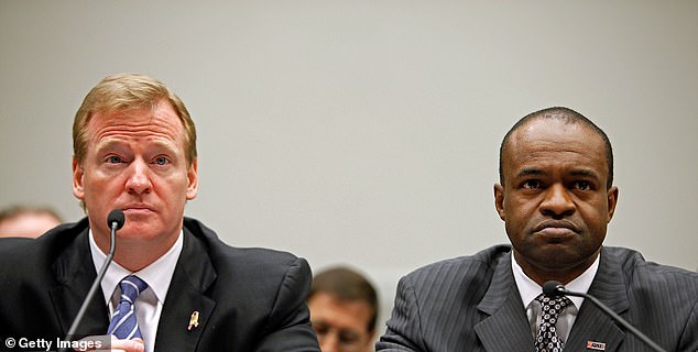 Povjerenik NFL -a Roger Goodell prikazan je sa Smithom na saslušanju kongresa 2009. godine