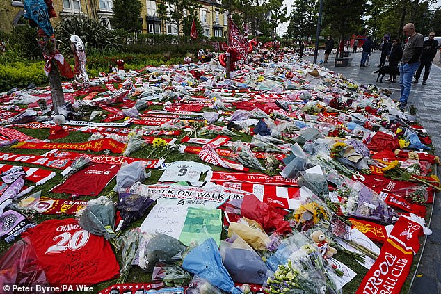 Stotine obožavatelja položilo je cvijeće i šalove ispred kuće Liverpoola u četvrtak