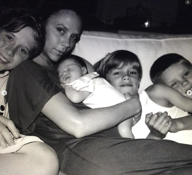 Bivši nogometaš, 50 godina, koji također dijeli Romeo, 20, Cruz, 22, i Harper, 13, sa Spice Girl (51), poveo se na svoj Instagram s ubojstvom Sweet Throwback Family Snaps iz Happy Timesa