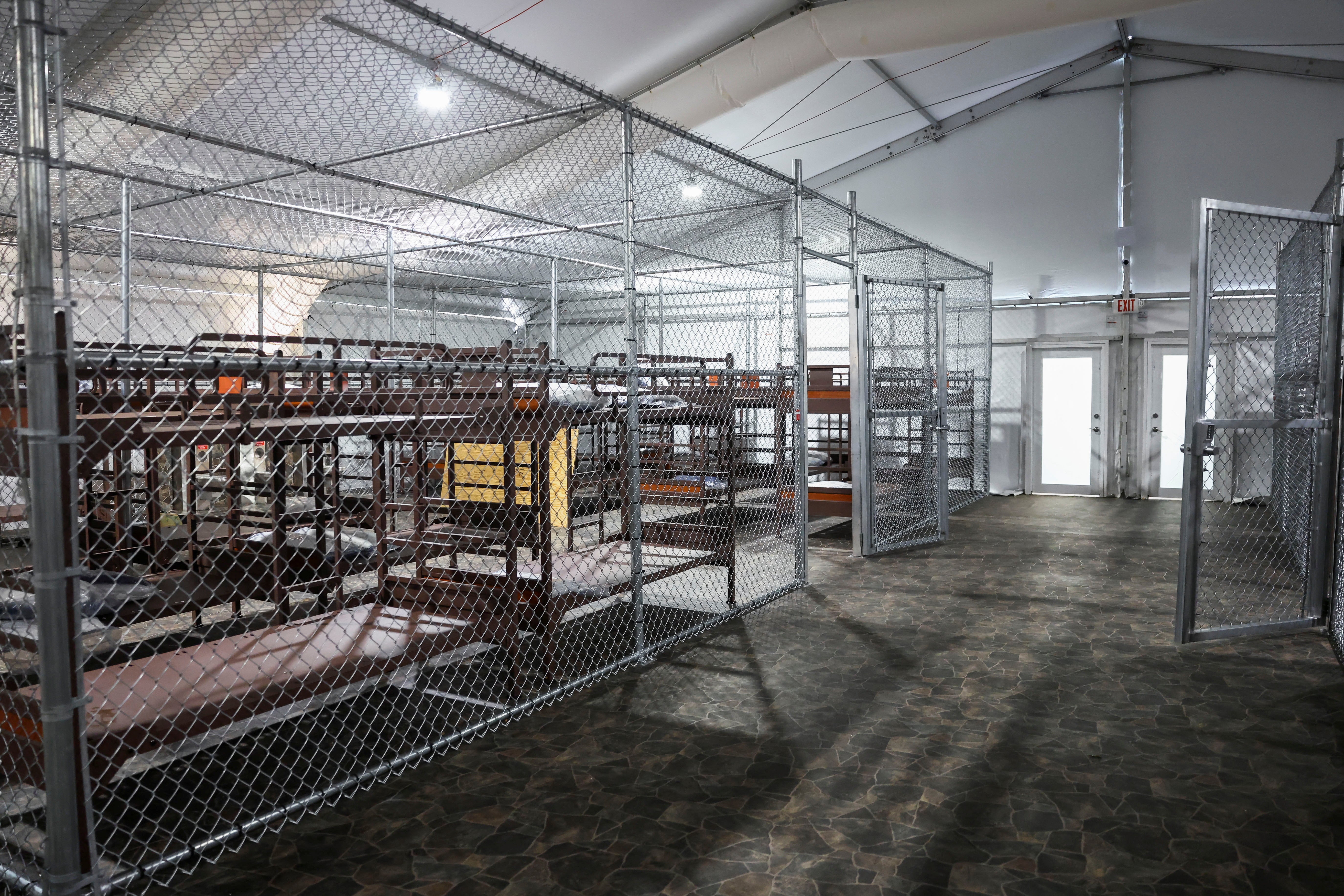 Unutar privremenog pritvorskog centra migranta neformalno poznat kao 'Alligator Alcatraz' u Ochopeeu na Floridi