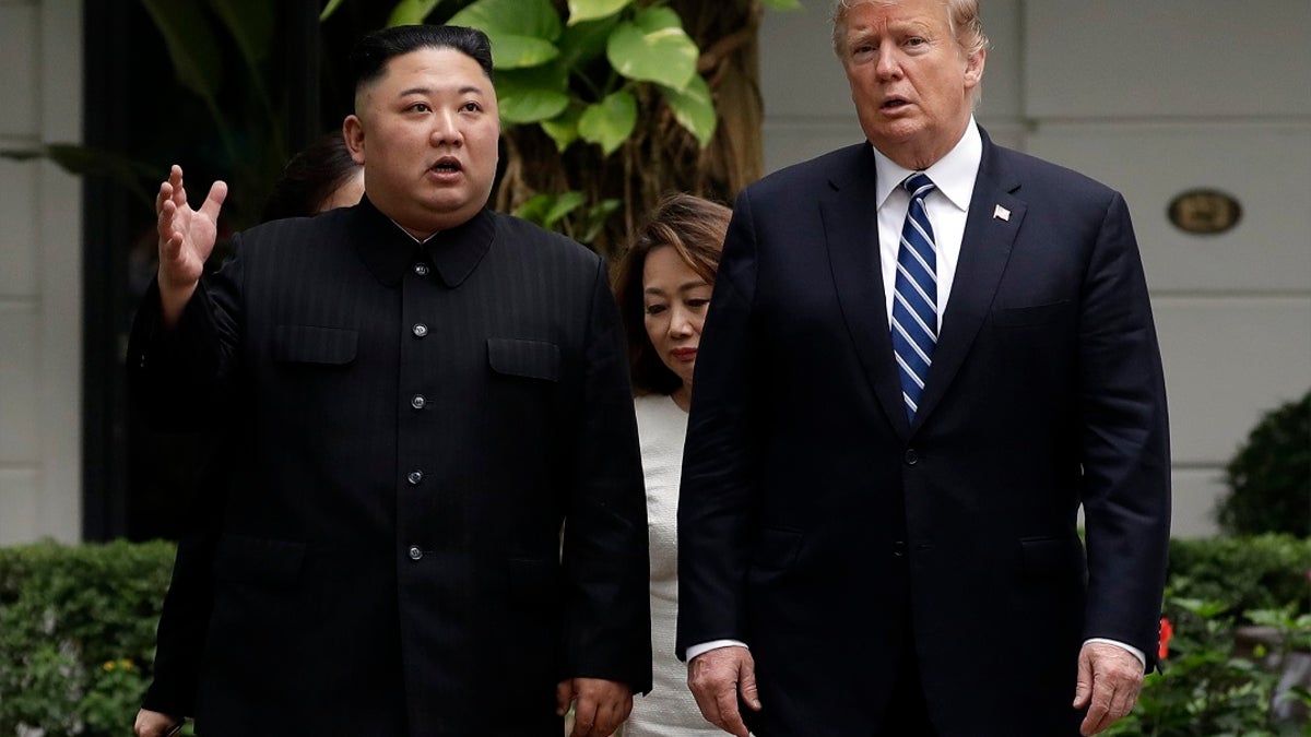 Trump s Kimom iz Sjeverne Koreje s desne strane