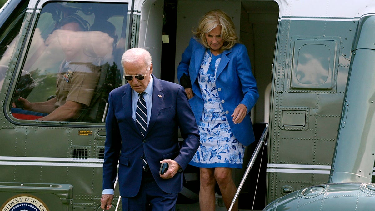 Bidens se spuštaju s Marine Force One