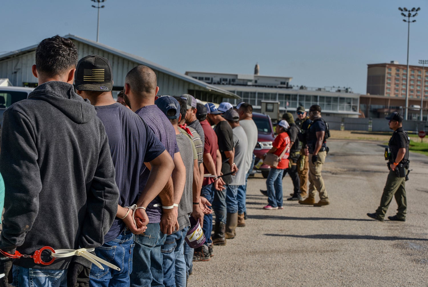 Radnici su stajali lisice nakon što su ga uhitili agenti ICE -a u Delta Downs Racetrack, Hotel i Casino u župi Calcasieu, u blizini Vintona, Louisiana. Miller je u lipnju rekao Fox News da su agenti postavili cilj