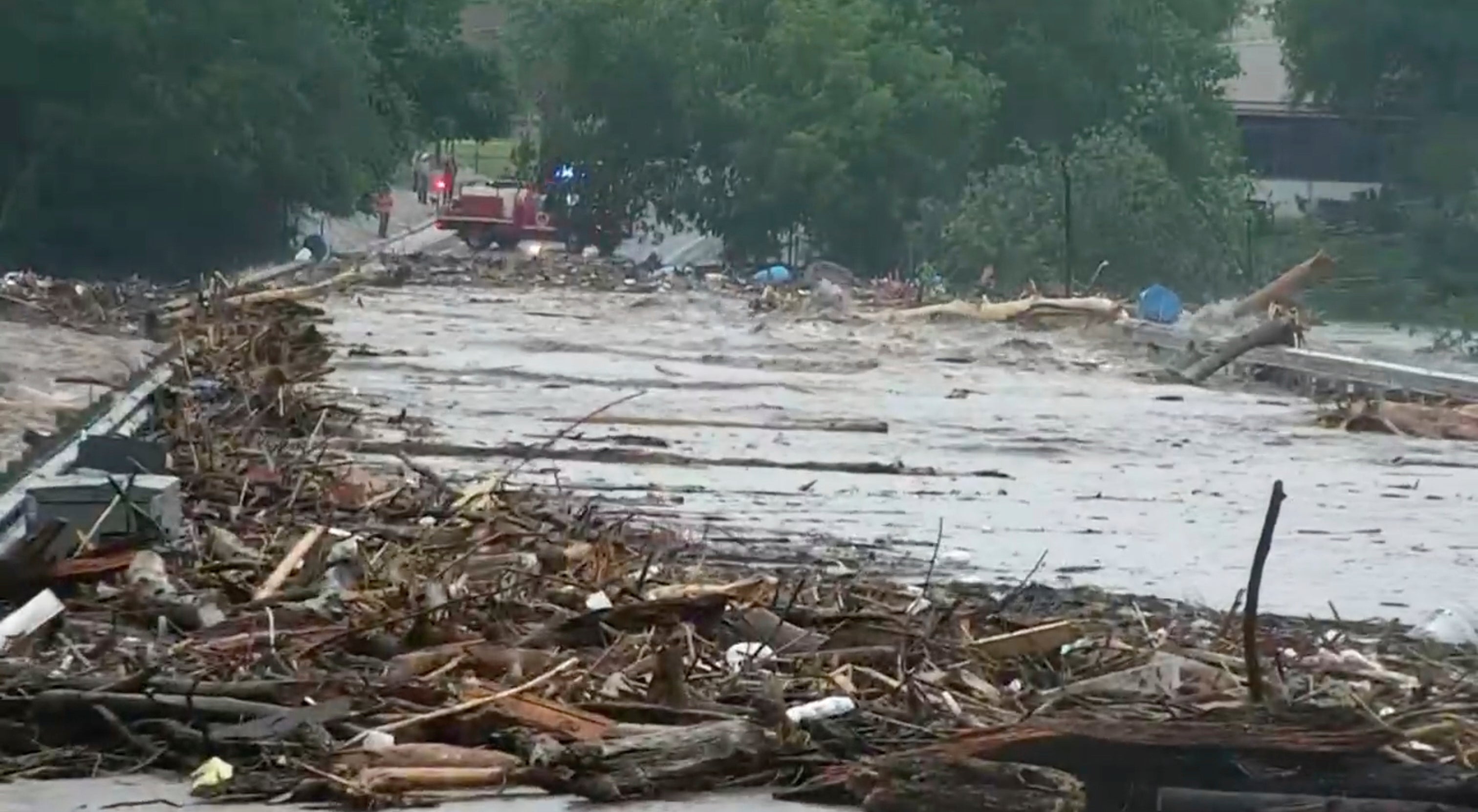 Teške poplave u središnjem Teksasu u četvrtak i petak rezultirale su najmanje šest smrtnih slučajeva. Mnogo je drugih prijavljeno da nedostaje