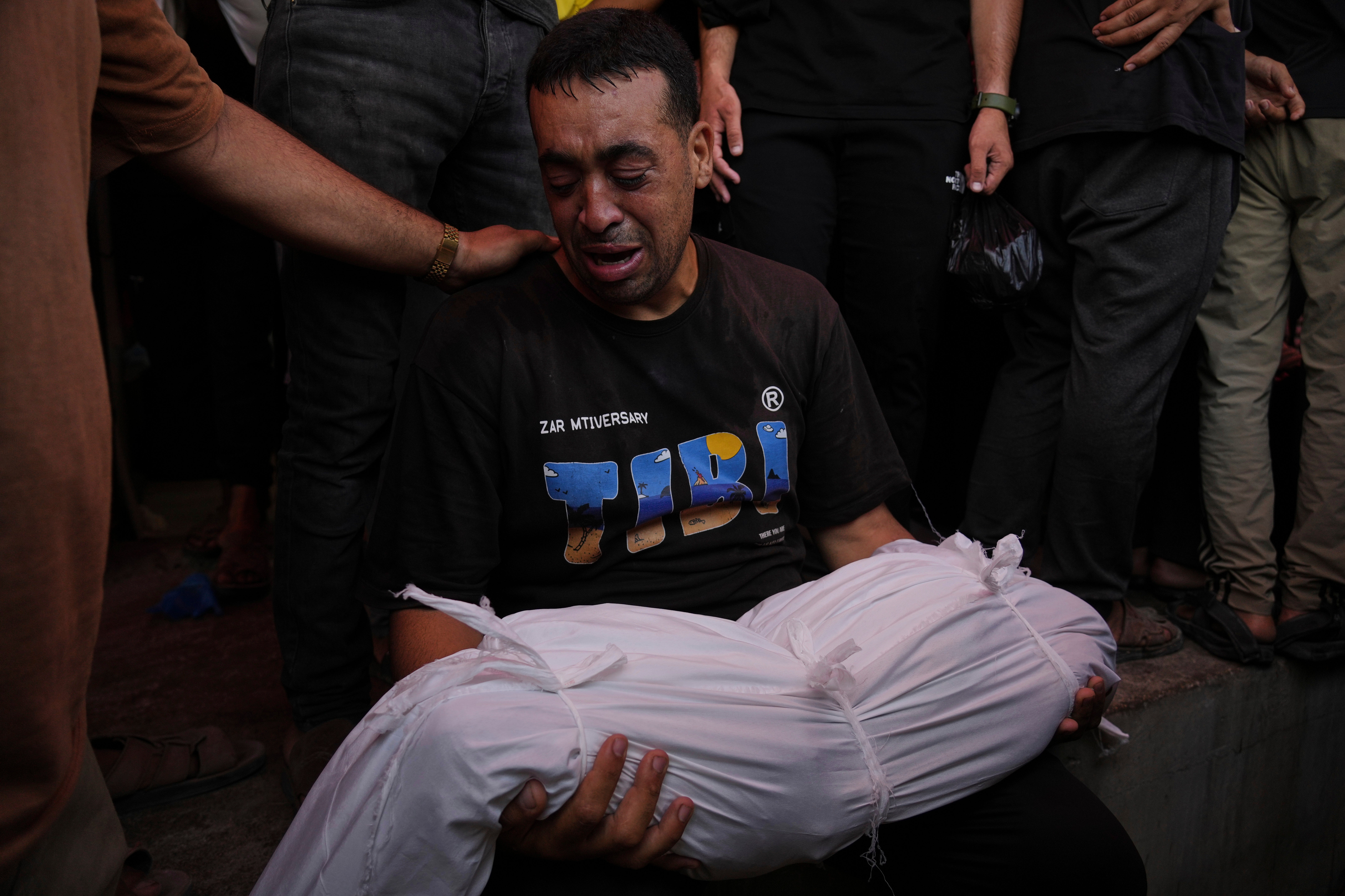 Abdel Hadi Bashir oplakuje gubitak njegove dvije kćeri, Sabah i Mira koji su ubijeni u zračnom napadu izraelske vojske u traku Gaze