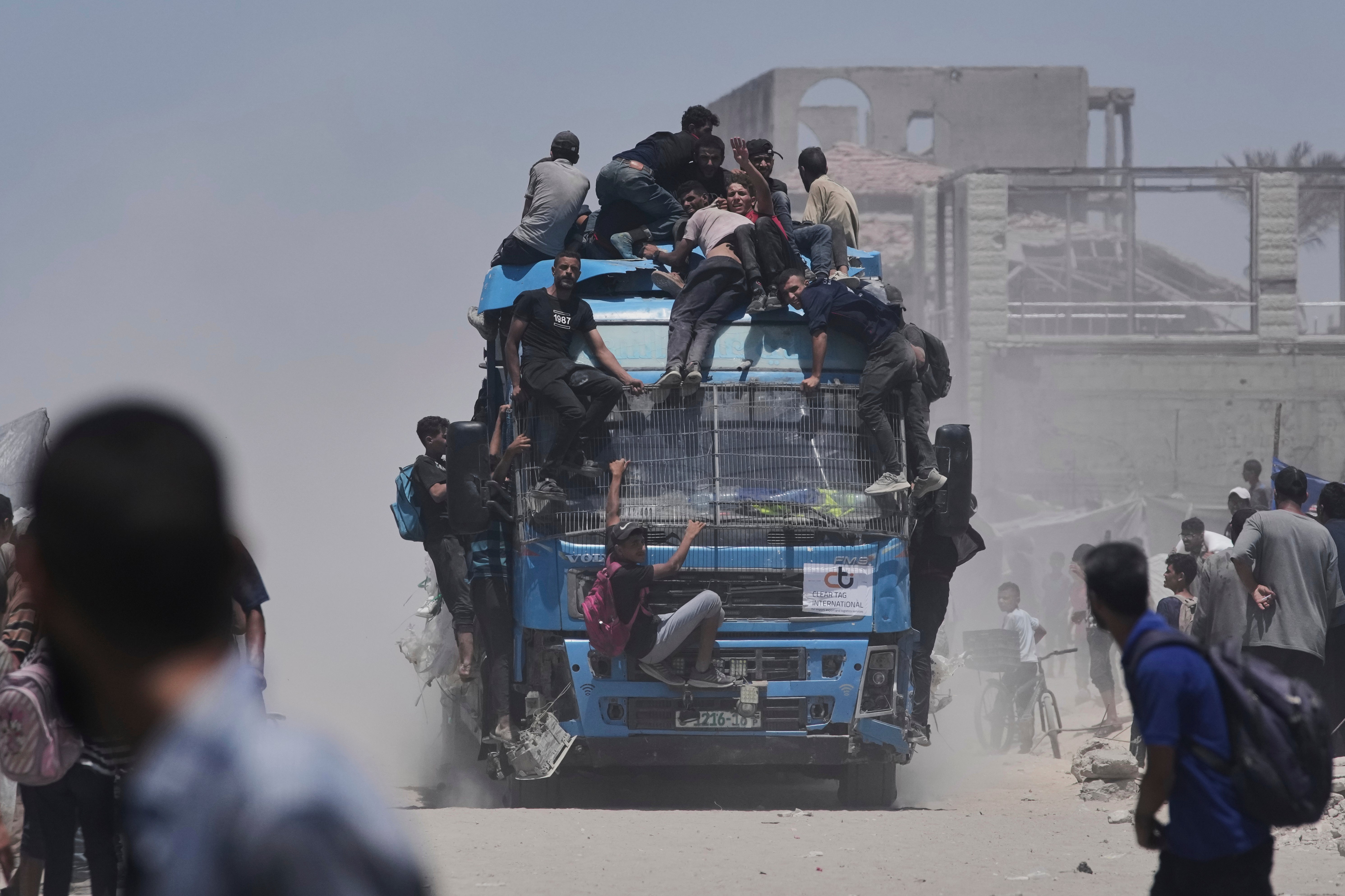 Palestinci se drže kamiona za pomoć u gradu Gaza
