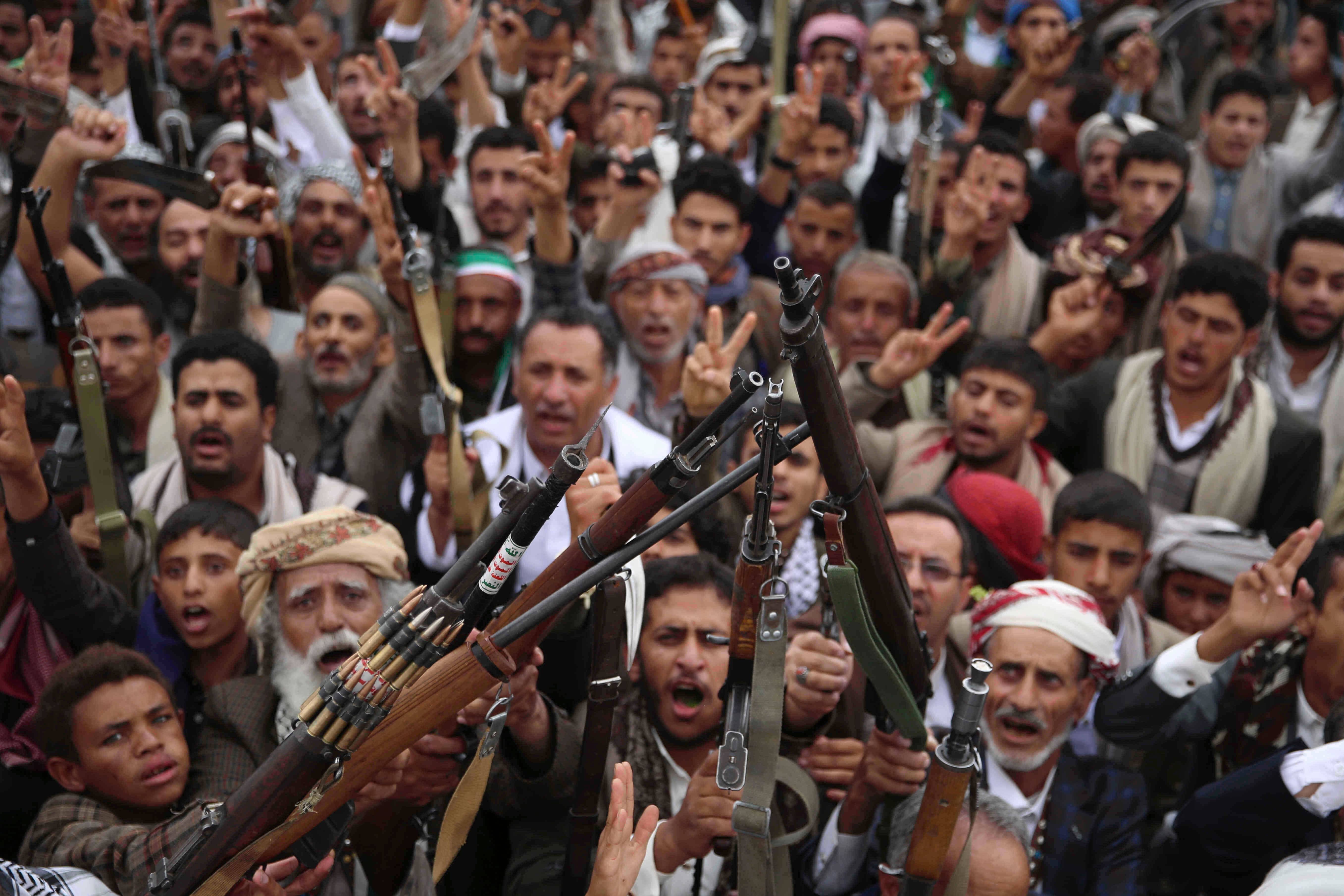 Houthi pristaše viču slogane tijekom tjednog, anti-američkog i anti-izraelskog skupa u Sani u Jemenu, petak, 4. srpnja 2025.