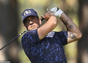 Aaron Rodgers izdaje brutalni odgovor s tri riječi nakon što ga je gotovo udario na golf turnir