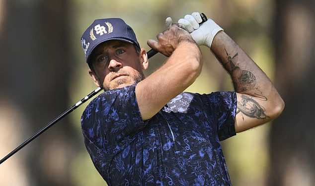 Aaron Rodgers izdaje brutalni odgovor s tri riječi nakon što ga je gotovo udario na golf turnir