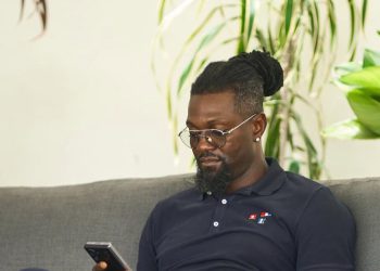 Adebayor se uspoređuje s Peléom: “Također sam FIFA legenda”