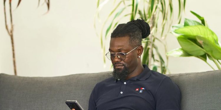 Adebayor se uspoređuje s Peléom: “Također sam FIFA legenda”