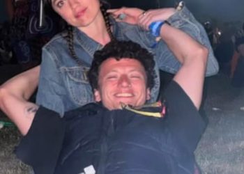 Aimee Lou Wood dijeli zabavu Snap iz Glastonburyja nakon zabave s novim dečkom Adamom Long -om na festivalu