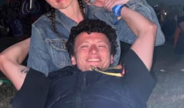 Aimee Lou Wood dijeli zabavu Snap iz Glastonburyja nakon zabave s novim dečkom Adamom Long -om na festivalu