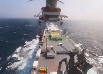 Američke i britanske mornarice sruše 21 bespilotnu letvice i rakete koje su ispalili pobunjenici Houthi u velikom sukobu Crvenog mora