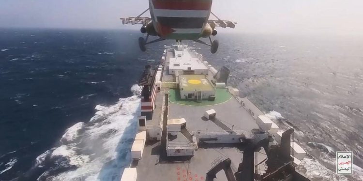 Američke i britanske mornarice sruše 21 bespilotnu letvice i rakete koje su ispalili pobunjenici Houthi u velikom sukobu Crvenog mora