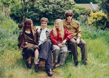 Anais Gallagher otkriva jedan ključni savjet koji su joj poznati roditelji dali odrastanje dok pozira s kolegom Oasis potomstvo Lennon, Gene i Molly uoči ponovnog turneje