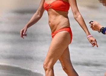 Andrea Corr (51) pokazuje svoju lik koji prkosi dobi u škljotrenom narančastom bikiniju dok uživa u uranjanju u oceanu u Barbadosu