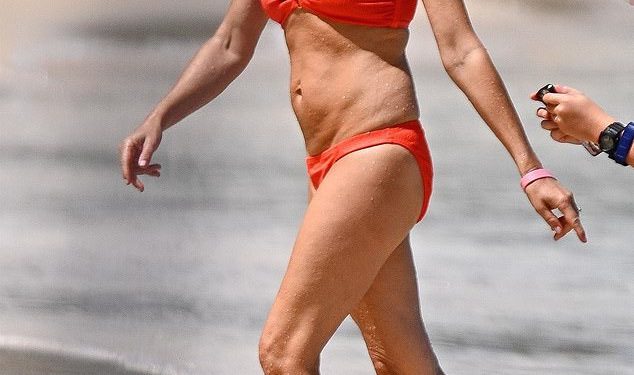 Andrea Corr (51) pokazuje svoju lik koji prkosi dobi u škljotrenom narančastom bikiniju dok uživa u uranjanju u oceanu u Barbadosu