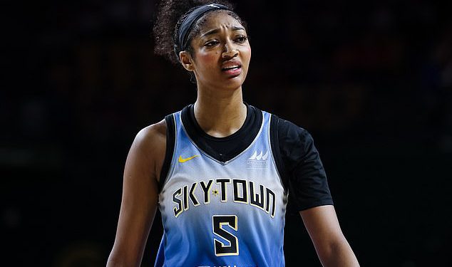 Angel Reese slams Chicago Sky Assistant međuspremnik na zemlju u bijesnom izljevu nakon najnovijeg poraza