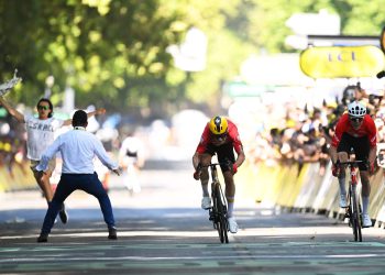Anti-izraelski prosvjednik u borbi protiv sigurnosti na Tour de France Finjin Line