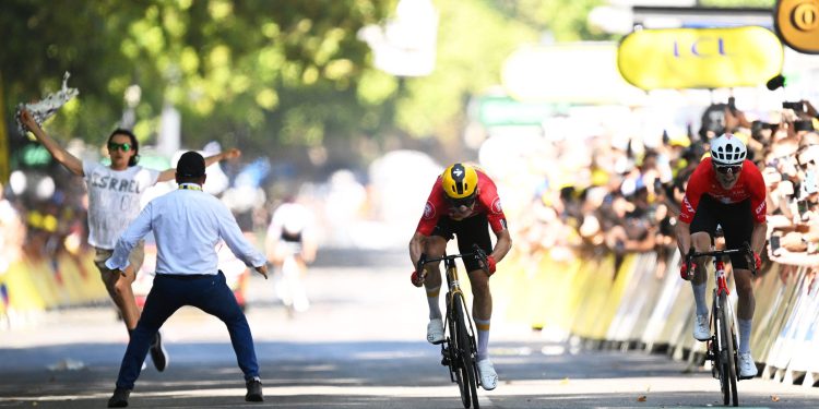 Anti-izraelski prosvjednik u borbi protiv sigurnosti na Tour de France Finjin Line