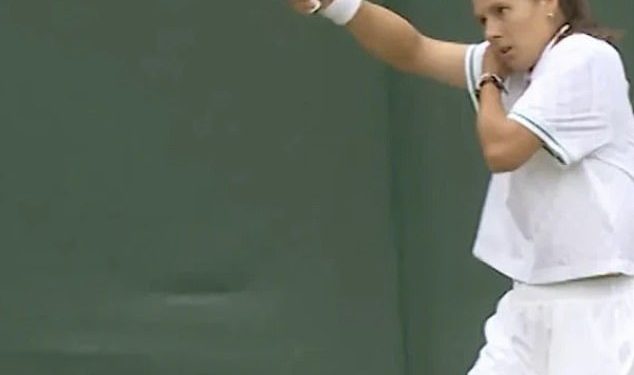 Aussie Star trpi bizarnu neispravnost garderobe tijekom izvedbe Nightmare Wimbledon