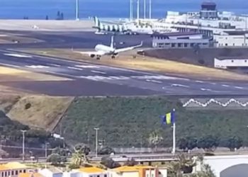 Avion odskače od piste dok se bori s jakim vjetrovima u zračnoj luci | Vijesti