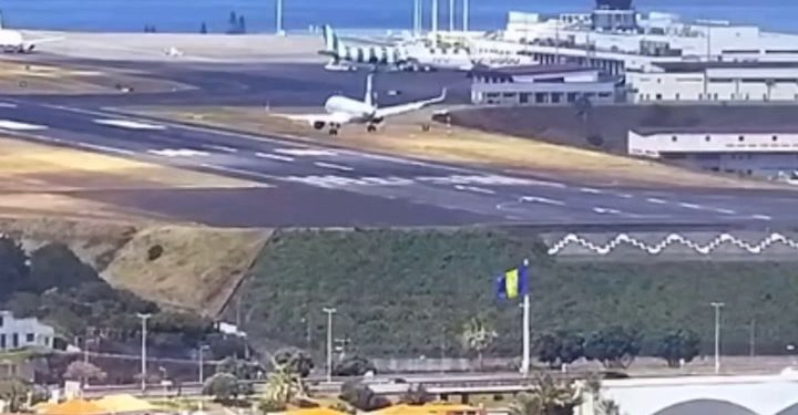 Avion odskače od piste dok se bori s jakim vjetrovima u zračnoj luci | Vijesti