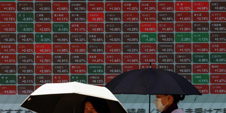 Azijski ulagači suzdržani, dolar i dalje jača