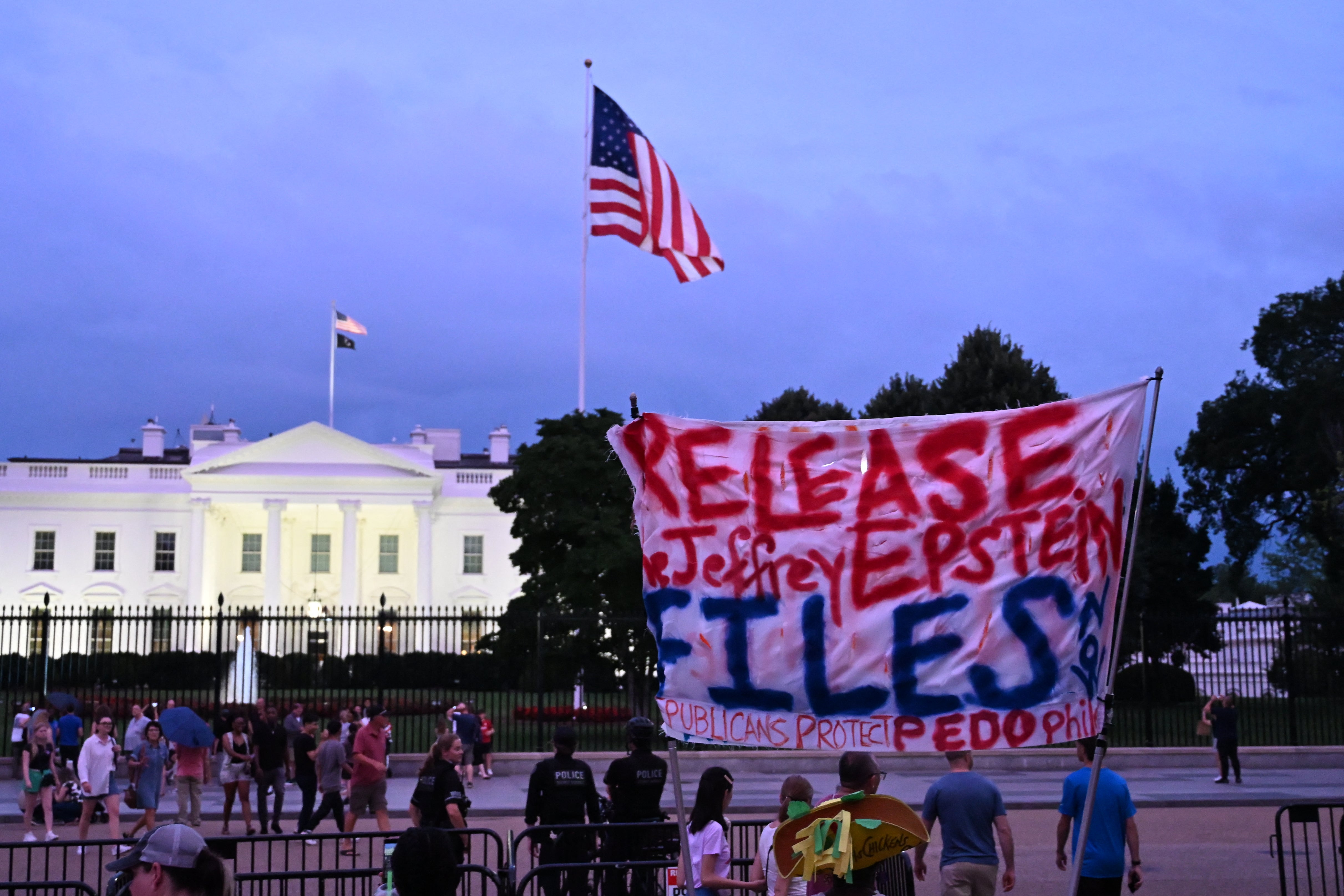 Odabir imenovanog Obame koji će se baviti Trumpovom tužbom dolazi kao njegova administracija - očajnički da promijeni subjekt dok se suočava s intenzivnim nadzorom u odnosu na njegovu vezu s Epsteinom - optužujući Obamu da je urotila protiv njega 2016. godine