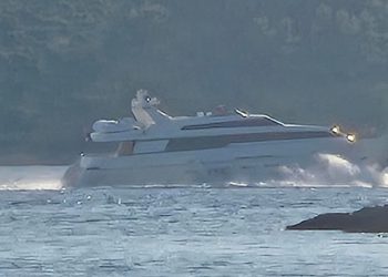 BRAVO MAJSTORE Punim gasom glisira na 100 m od obale između Vele Rave i Dugog Otoka