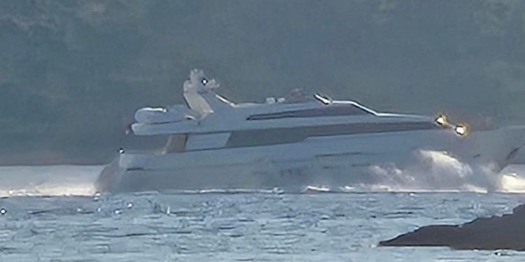 BRAVO MAJSTORE Punim gasom glisira na 100 m od obale između Vele Rave i Dugog Otoka