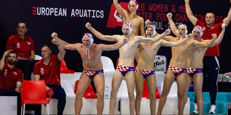 Bez boda u skupini, a nakon što je izborila ostanak u TOP 8, okrenula je neporaženu Srbiju i izborila polufinale EP-a!