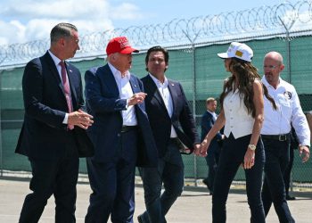 Bijela kuća nagovara države GOP -a da izgrade centre “Alligator Alcatraz”