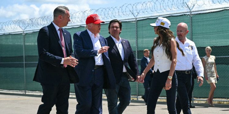 Bijela kuća nagovara države GOP -a da izgrade centre “Alligator Alcatraz”