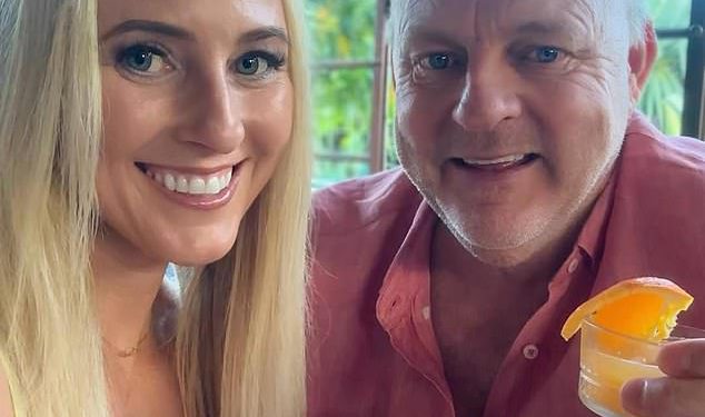 Billy Brownless postavlja kriptično pitanje svojim sljedbenicima na Instagramu, dok on i djevojka Crystle poziraju za voljene puške tijekom romantičnog bijega