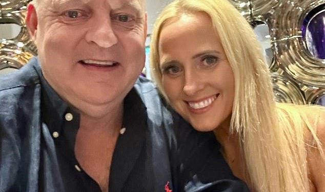 Billy Brownless užasne svoju obitelj i prijatelje sa šok golim selfiem bazenom dok odlazi sa svojom glamuroznom partnericom Crynle Fleur