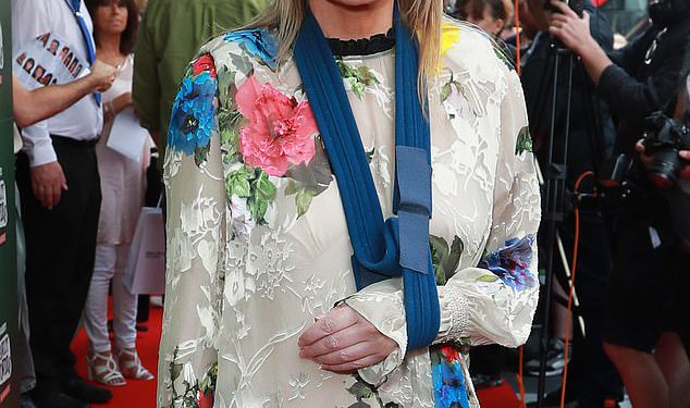 Bivša Patsy Kensit Liama ​​Gallaghera izgleda pola svijeta daleko od svog divljeg rockstara iz 90 -ih, dok je sportala Sling nakon što je na tri mjesta slomila rame