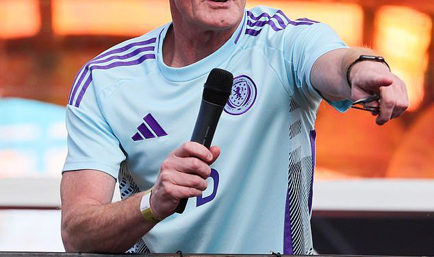 Bivša zvijezda Premier lige proglasila je krivnju nakon što je bombardirala svoju bivšu djevojku pozivima, e -mailovima i LinkedIn zahtjevima – kao i da se s neželjenim darovima pojavi do kuće s neželjenim darovima