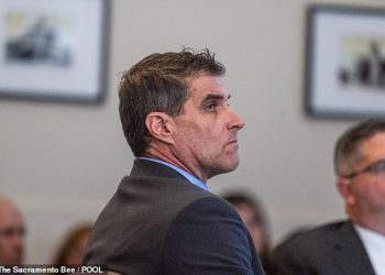 Bivši bacač MLB -a Daniel Serafini je bez emocija jer tužitelji iznose završne argumente u suđenju za ubojstvo