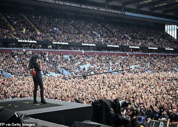 Black Sabbath odbrojava je uključeno! Izgradnja iščekivanja za posljednju emisiju Ozzyja Osbournea dok navijači ulaze u Villa Park, dok legendarni rock bendovi stupaju na pozornicu … s nekoliko iznenađenih nastupa slavnih