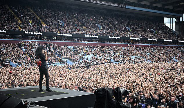 Black Sabbath odbrojava je uključeno! Izgradnja iščekivanja za posljednju emisiju Ozzyja Osbournea dok navijači ulaze u Villa Park, dok legendarni rock bendovi stupaju na pozornicu … s nekoliko iznenađenih nastupa slavnih