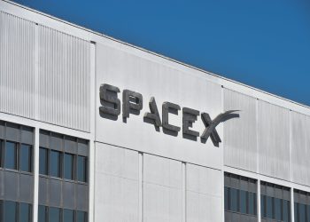 Black SpaceX tehničar l’Avideous Rice kaže da je u parnici otpušten zbog kašnjenja, dok je zanemaren zanemarivanje bijelih radnika