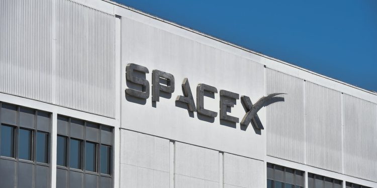 Black SpaceX tehničar l’Avideous Rice kaže da je u parnici otpušten zbog kašnjenja, dok je zanemaren zanemarivanje bijelih radnika