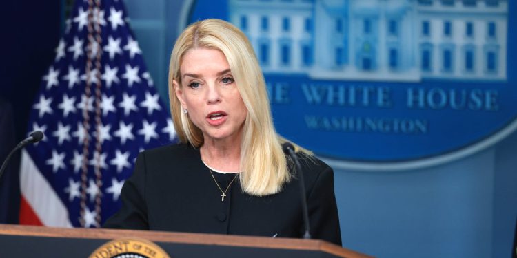 Bondi tvrdi da DOJ pregledava ‘desetine tisuća’ videozapisa Epsteina s djecom, ali čini se da nitko ne zna što jesu