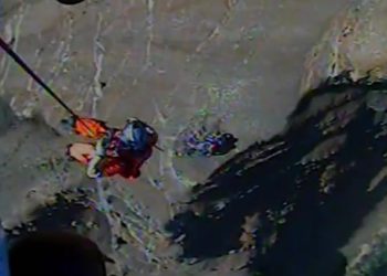 Boys Air Aiving na sigurno nakon što su se zaglavili na litici dok pješače | Vijesti