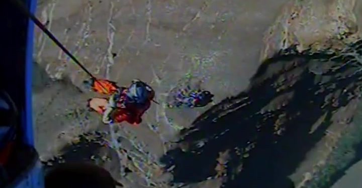 Boys Air Aiving na sigurno nakon što su se zaglavili na litici dok pješače | Vijesti