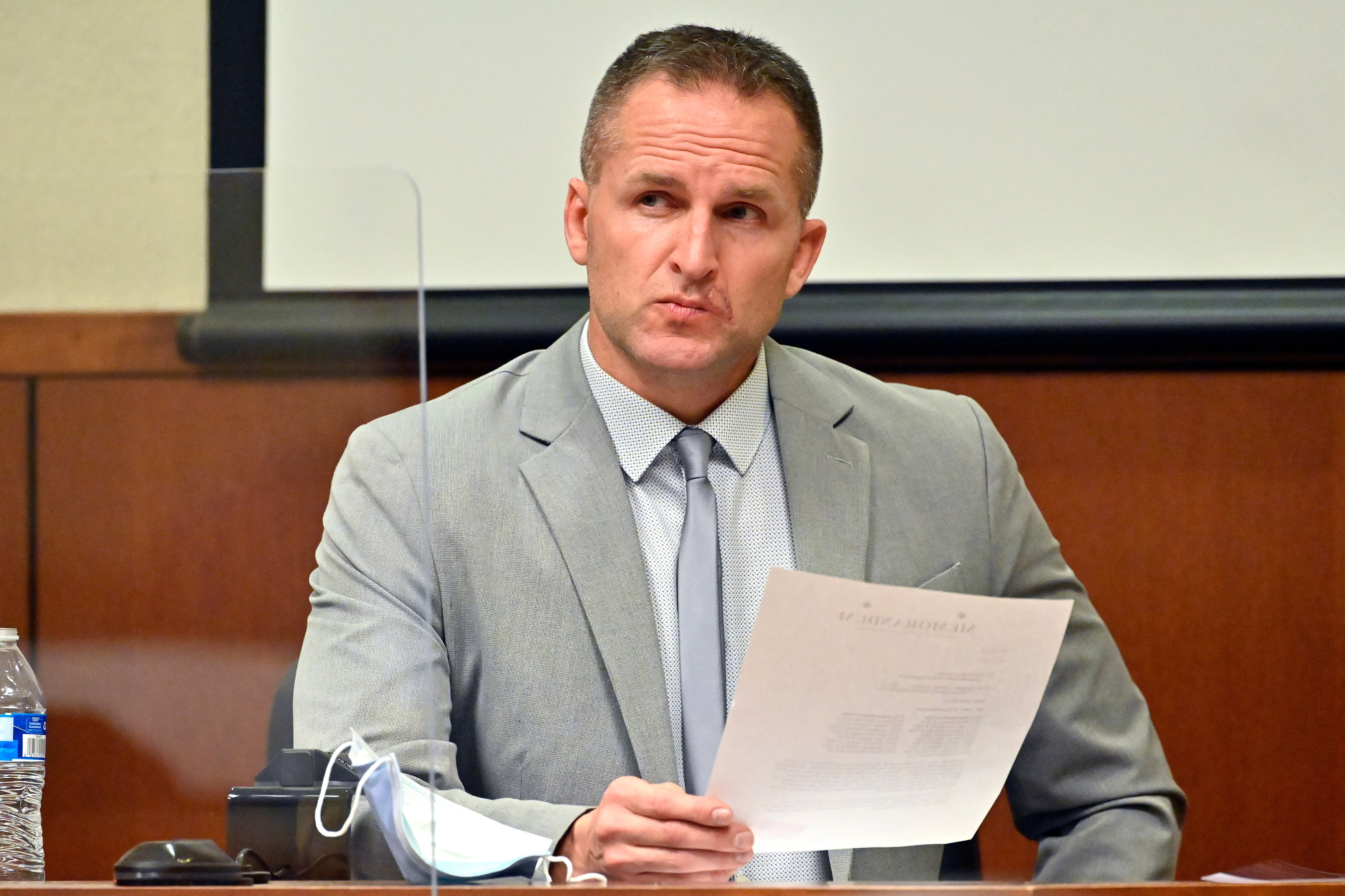 Kazna bivšeg policajca u Louisvilleu Brett Hankison 33-mjesečna kazna premašuje preporuku Trumpove administracije o jednodnevnoj kaznu za njegovu ulogu u operaciji 2020. godine u kojoj je ubio Breona Taylor tijekom racije u policiji bez nogu