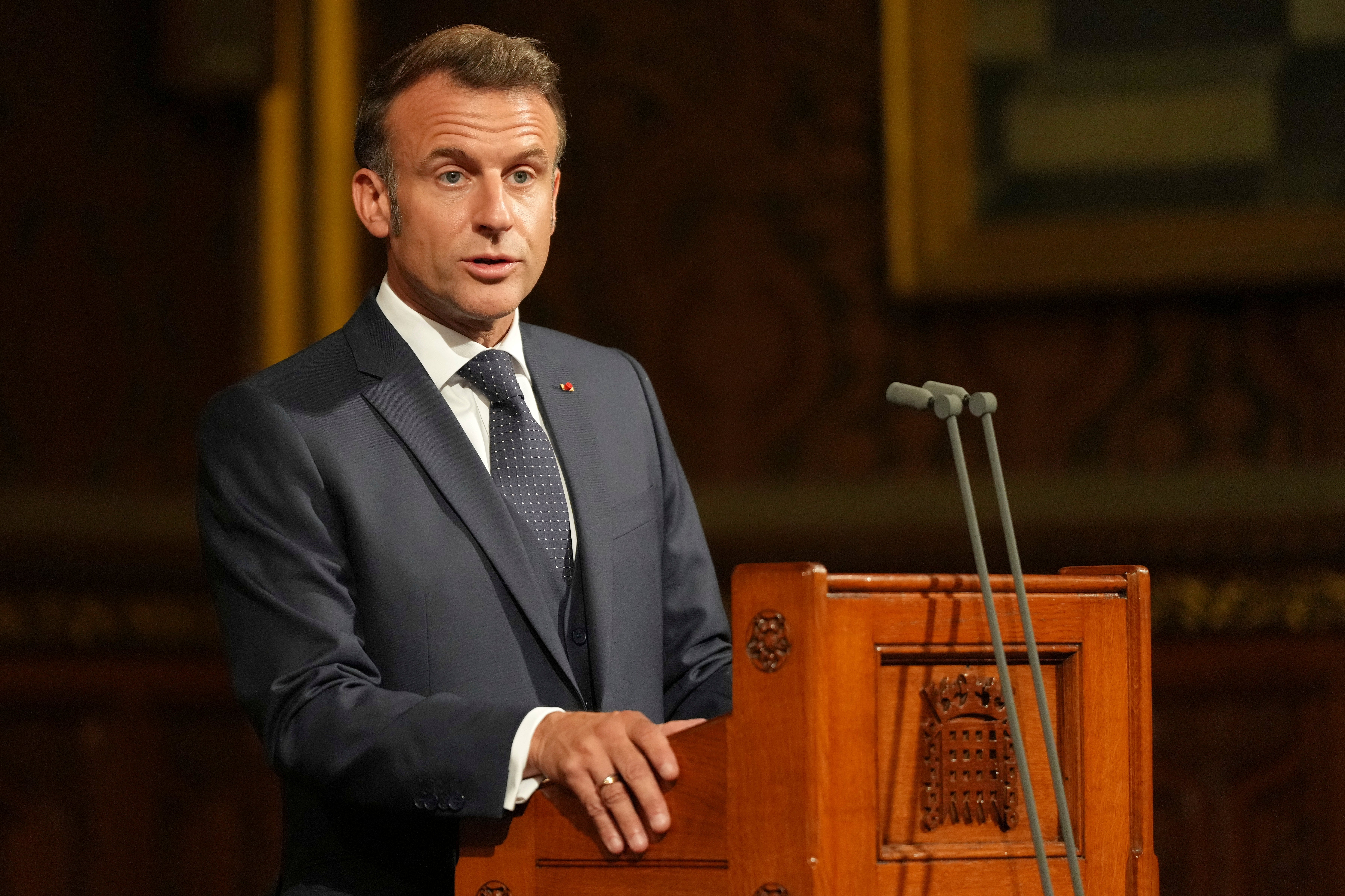 Emmanuel Macron kaže da je imigracija 'teret' Francuska, a Velika Britanija 'mora popraviti' u svom obraćanju parlamentu