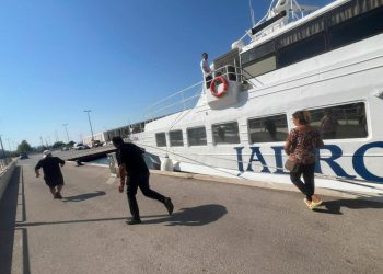 Brod za Zlarin i Prvić odbio primiti putnike, oni mu potom nisu dali da isplovi. Došla i policija…